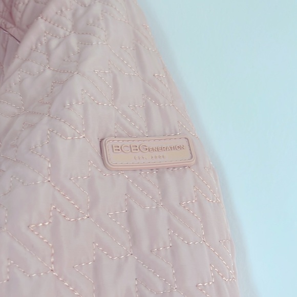 BCBG Light link quilted jacket!  Like new ! Detachable hood! - Picture 3 of 4